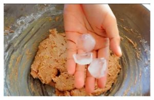 Tidak menambahkan es batu pada adonan adalah salah dalam bikin bakso