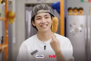 V kim taehyung dengan corndog buatannya di jinny's kitchen