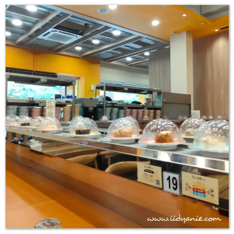 Sushi mentai murah meriah disajikan atas conveyor belt