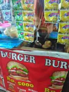Jajanan kuliner burger pasar malam yang diminati