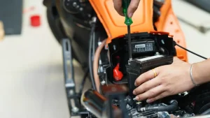 Perawatan rutin sepeda listrik termasuk baterai listrik 